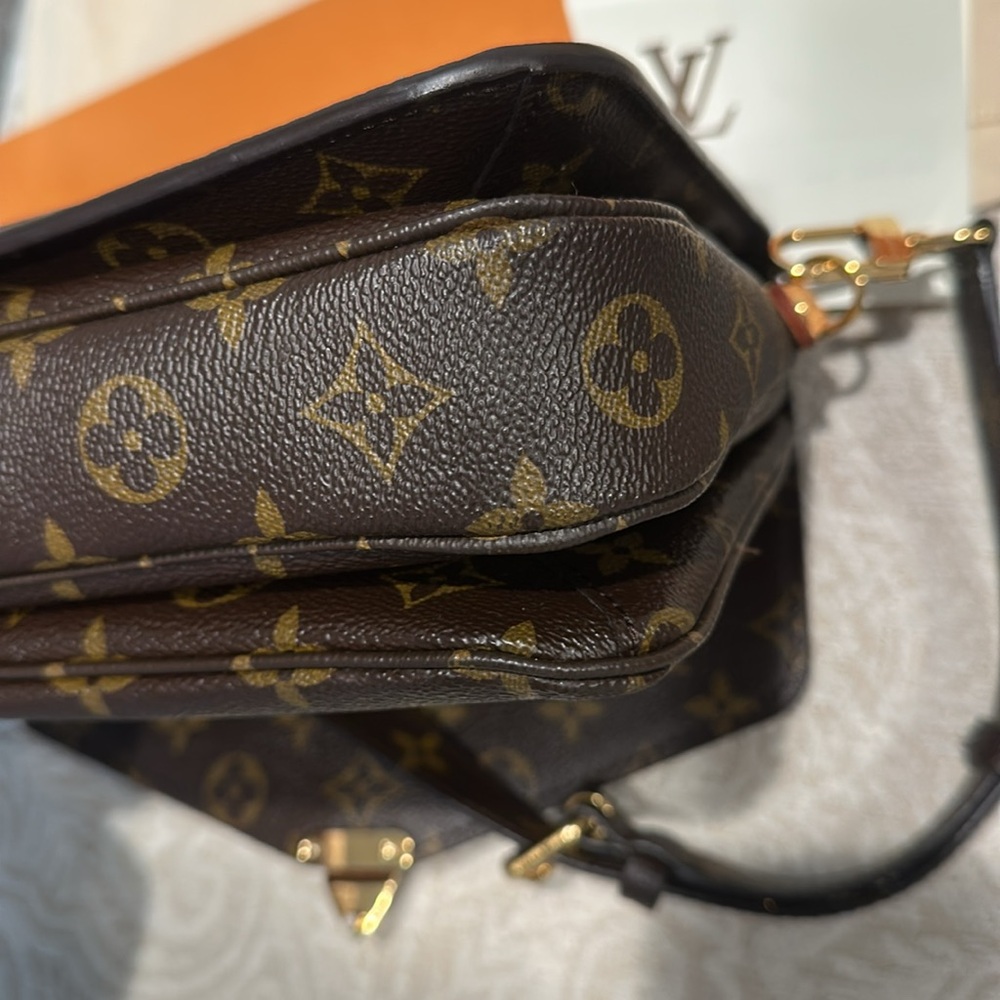 Authentic Louis Vuitton Pochette Metis w/ receipt - Picture 7 of 11